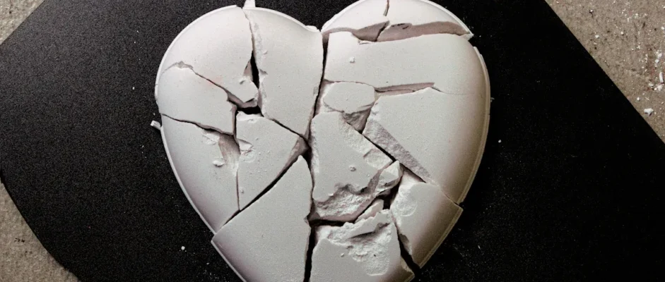 How the Narcissist Victim Mentality Destroys Relationships (And Your Sanity)